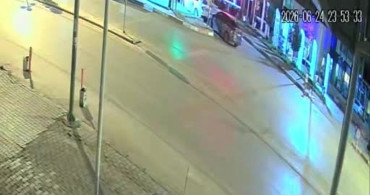 Motosiklet sürücüsünün ölümden döndüğü kaza kamerada