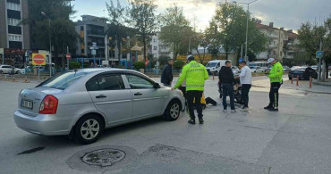 Motosiklet ve Otomobil Çarpıştı: 2 Kişi Yaralandı