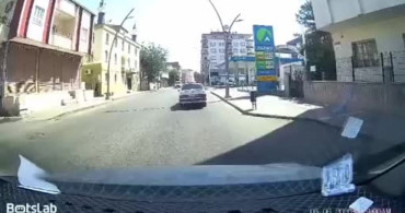 Motosiklet ve Otomobil Çarpıştı: Kaza Anı Kameralarda