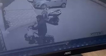 Motosikletten Kask Çalan Şahıs Güvenlik Kamerasında