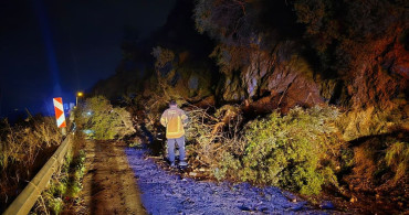 Mudanya-Altıntaş Sahil Yolunda Toprak Kayması Çalışmaları Devam Ediyor