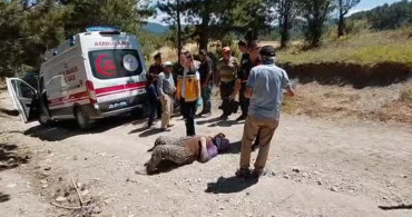 Mudurnu'da geri manevra yapan traktörün römorkundaki 2 kişi yaralandı
