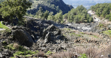 Muğla Seydikemer'de Heyelan Nedeniyle Yol Kapandı