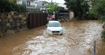 Muğla’da Devam Eden Sağanak Yağış Yolları Kapadı