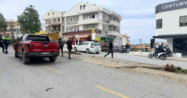 Muğla'da Kontrolden Çıkan Araç, İki Ağacı ve Elektrik Direğini Sökerek Durdurdu