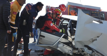 Muğla'da Otomobil Kazası: Sıkışan Kadın Yolcu İtfaiye Ekiplerince Kurtarıldı