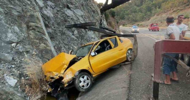 Muğla'da otomobil kazası: sürücü sıkıştı, kurtarıldı