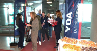 Muğla'da Sezonun İlk Turist Kafilesi Çiçeklerle Karşılandı