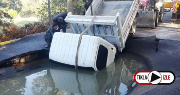 Muğla'da Su Borusu Patladı, Kamyonet İçine Düştü