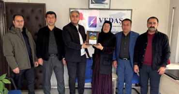 Muhtarlardan VEDAŞ Ekiplerine Teşekkür Plaketi