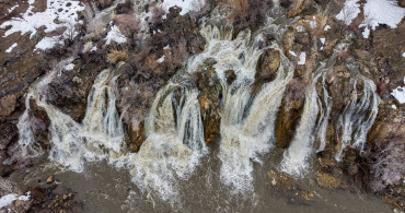 Muradiye Şelalesi Yağışlarla Canlanıyor