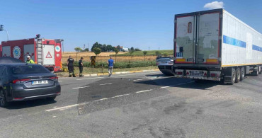 Muratlı'da kavşakta iki otomobil çarpıştı: 3 yaralı