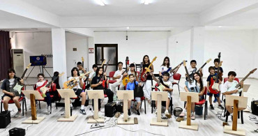Muratpaşa'da gitarın dört haline çocuklar ve gençlerden ilgi