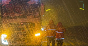 Muş-Bingöl Kara Yolunda Kızılay'dan Yardım Eli