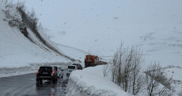 Muş-Kulp Kara Yolunda Çığ Temizliği