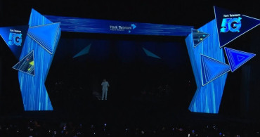 Müslüm Gürses’in Hologramı ile 5G Dönemi Başlatıldı