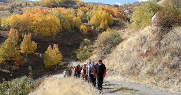 Muş'ta Gençler Sonbahar Yürüyüşü Düzenledi