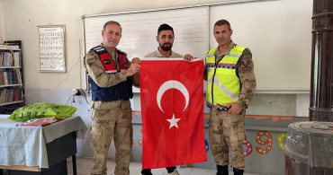 Muş'ta Jandarma'dan Kışlık Kıyafet Desteği