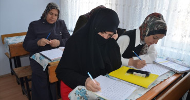 Muş'ta Kadınlar Okuma Yazma Kurslarıyla Geleceklerini Aydınlatıyor