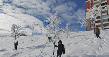 Muş'ta Kar Eğlencesi: Çocuklar Poşetlerle Kaydı