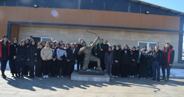 Muş'ta Kız Öğrencilere Okçuluk Eğitimi Veriliyor