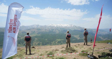 Muş'ta Türkiye yamaç paraşütü mesafe yarışması başladı