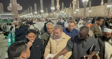 Mustafa Destici Miraç Kandili'nde Mescid-i Nebevi'de Lokum Dağıttı