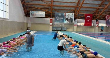 Nazilli'de çocuklar yaz tatilini yüzme öğrenerek geçiriyor