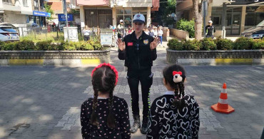 Nazilli'deki Minik Trafikçilerden Sürücülere Kemeri Takmayı Hatırlatan Etkinlik
