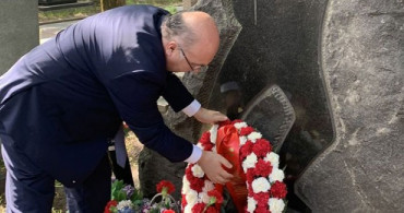 Nazım Hikmet Mezarı Başında Anıldı 