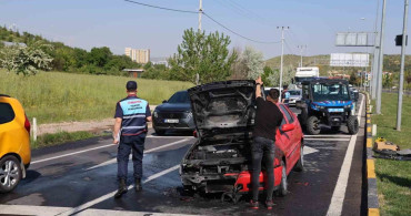 Nevşehir'de Seyir Halindeki Araçta Yangın Çıktı