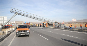 Niğde'de Kamyon PTS Direğine Çarptı