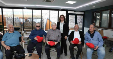 Nilüferli Kadınlar Huzurevi Sakinlerine El Emeği Hediyeler Sunuyor