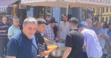 Odunpazarı esnafı aşure ayı vesilesiyle vatandaşlara ikramda bulundu