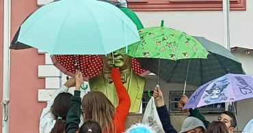 Öğrencilerden Anlamlı Davranış: Atatürk Büstünü Yağmurdan Koruma Çabası