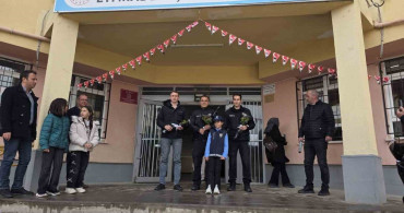 Öğrencilerden Polislere Sıcak Karşılama