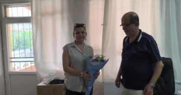 Öğrencilerinden helallik alarak emekliye ayrılan 38 yıllık öğretmene alkışlı veda