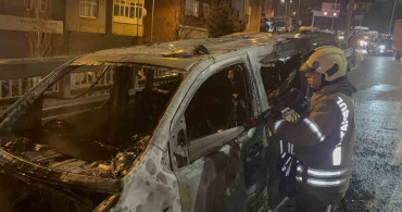 Okmeydanı'nda Ticari Takside Yangın: Yolcular Zamanında Tahliye Edildi