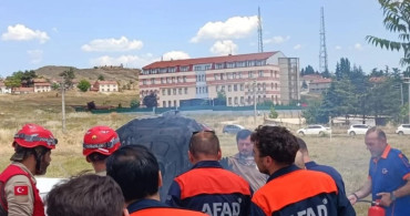 Okul önünde alev alan araca AFAD ekiplerinden hızlı müdahale