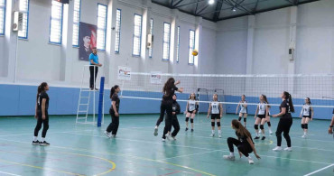 Okul sporlarında voleybol heyecanı sürüyor