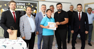 Okullarda son zil çaldı, öğrencilerin karne hediyesi protokolden geldi