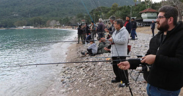 Oltasını kapan sahile koştu: Kilolarca balık yakaladılar
