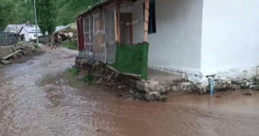 Oltu'da sağanak yağış sele dönüştü: Ev ve bahçeleri su bastı
