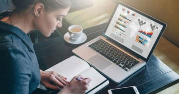 Online Eğitim Alanlar Dikkat! Ekran Işığı Akne Oluşumunu Tetikliyor