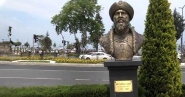 Ordu'da Ertuğrul Gazi Yerine Engin Altan Düzyatan'ın Büstü Dikildi