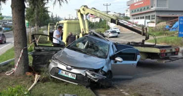 Ordu'da kontrolden çıkan otomobil refüje çıkarak ağaca ve aydınlatma direğine çarptı, 4 kişi yaralandı