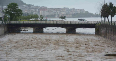 Ordu'da sağanak nedeniyle ev ve iş yerleri su bastı, istinat duvarı çöktü