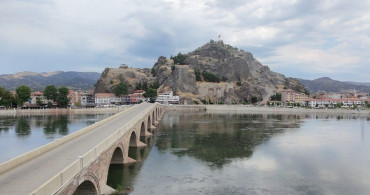 Osmancık Kalesi çevresinde riskli binalar yıkılıyor