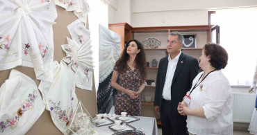 Osmangazi'de kadın kursiyerlerin el emeği göz nuru sergisi
