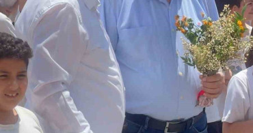 Osmaniye'de 44 yıllık öğretmen çiçekler ve meşalelerle emekliliğe uğurlandı